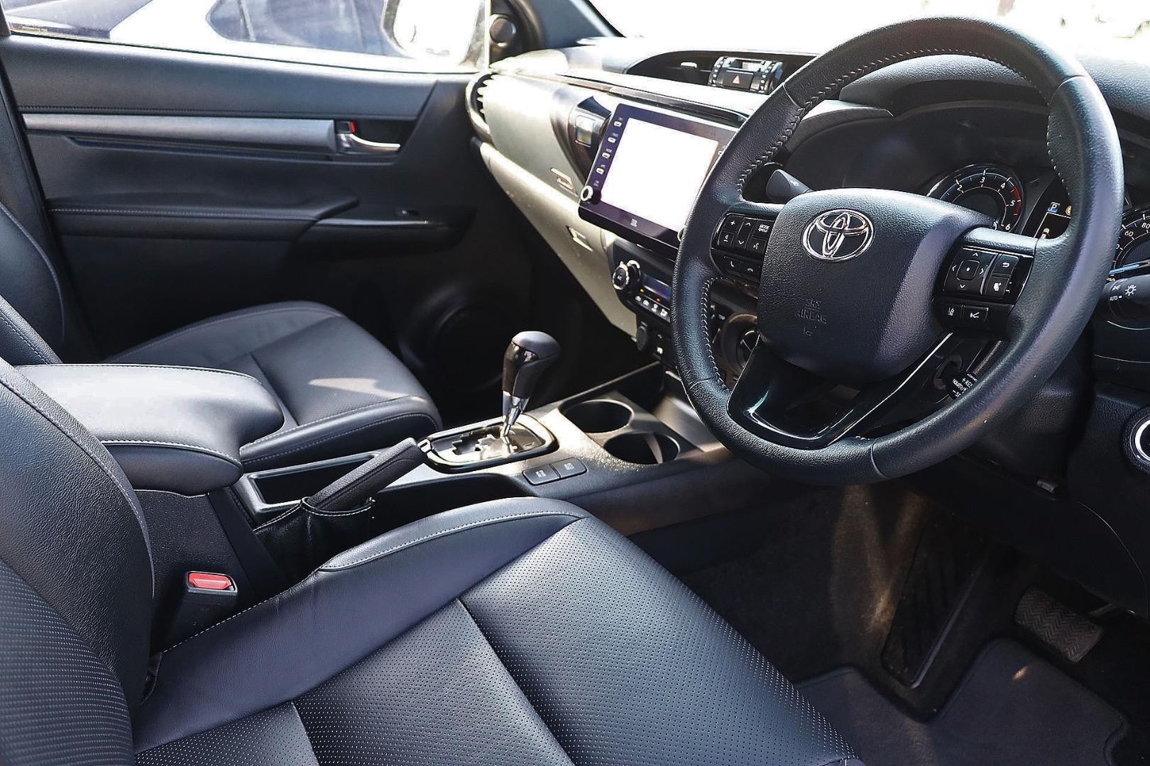 Toyota Hilux image 2
