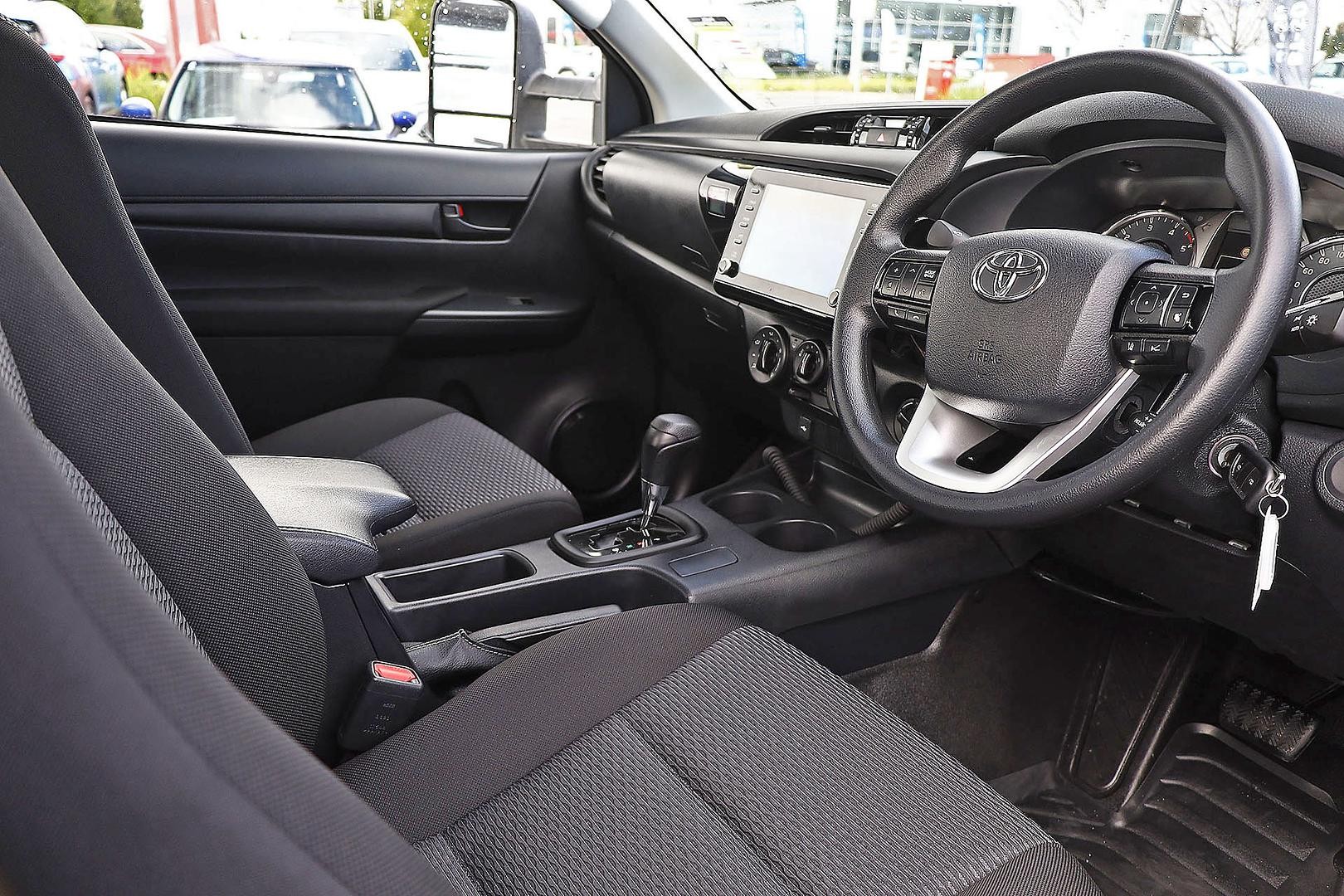 Toyota Hilux image 2