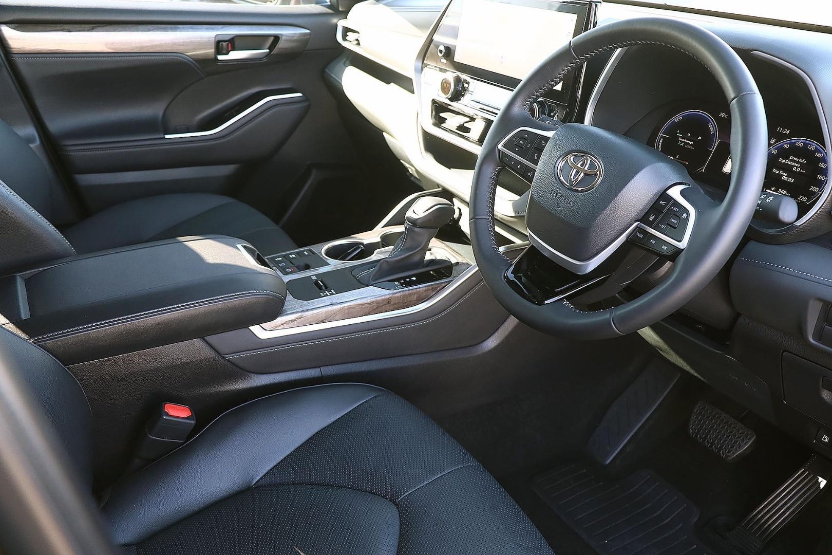 Toyota Kluger image 3