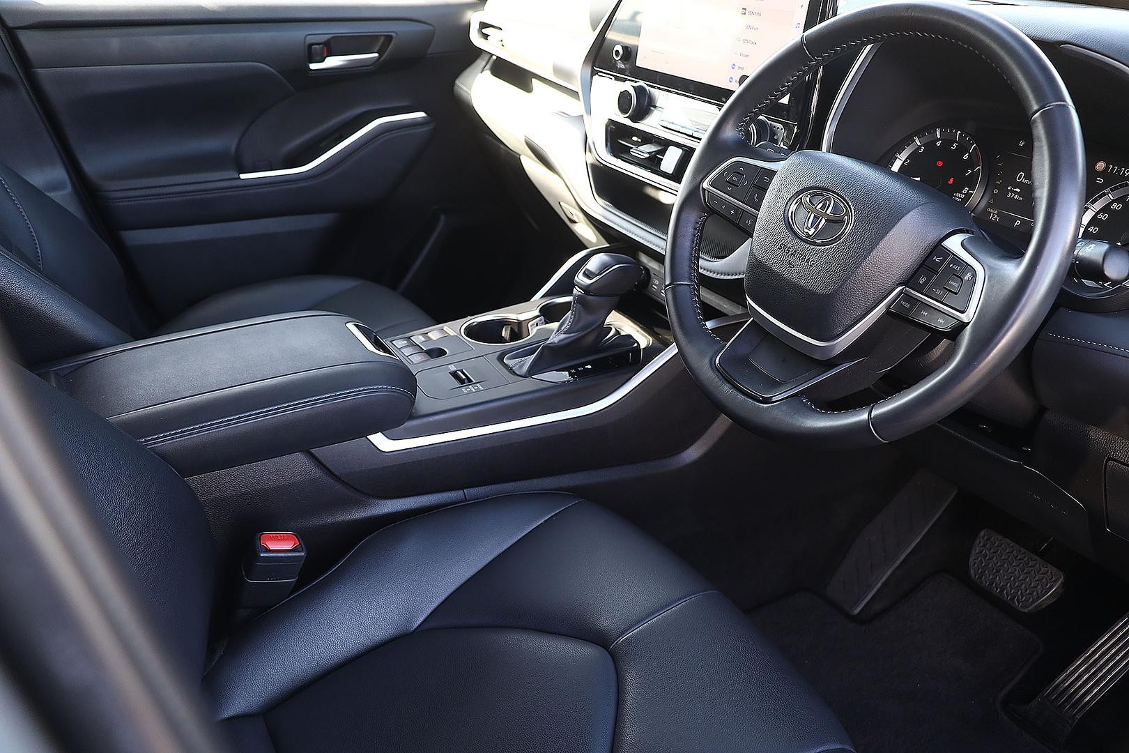 Toyota Kluger image 4