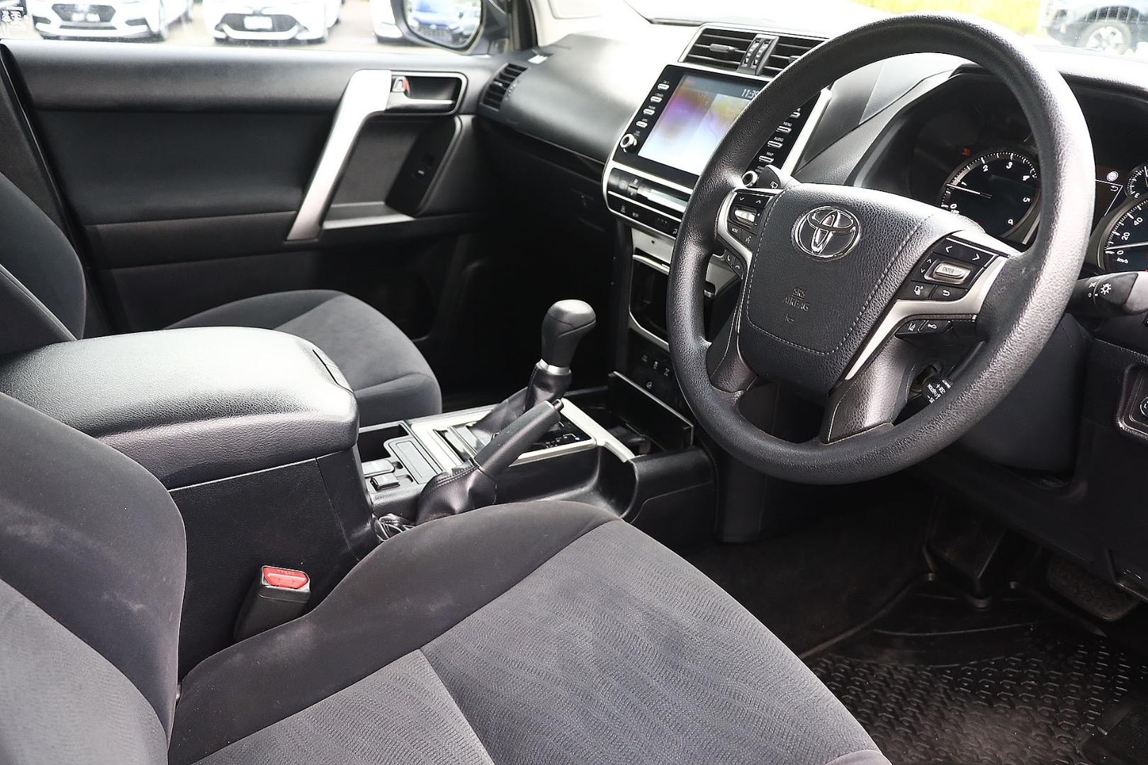 Toyota Landcruiser Prado image 4