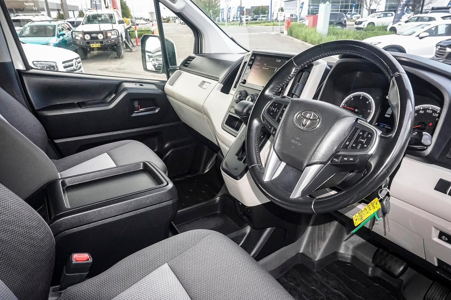 Toyota Hiace image 2