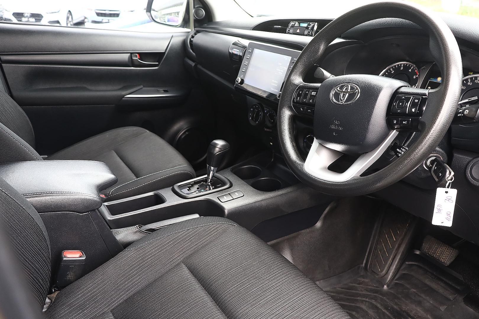 Toyota Hilux image 2