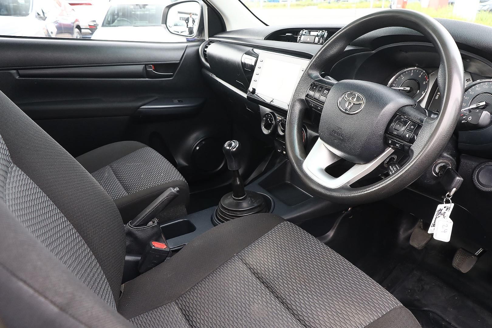 Toyota Hilux image 2