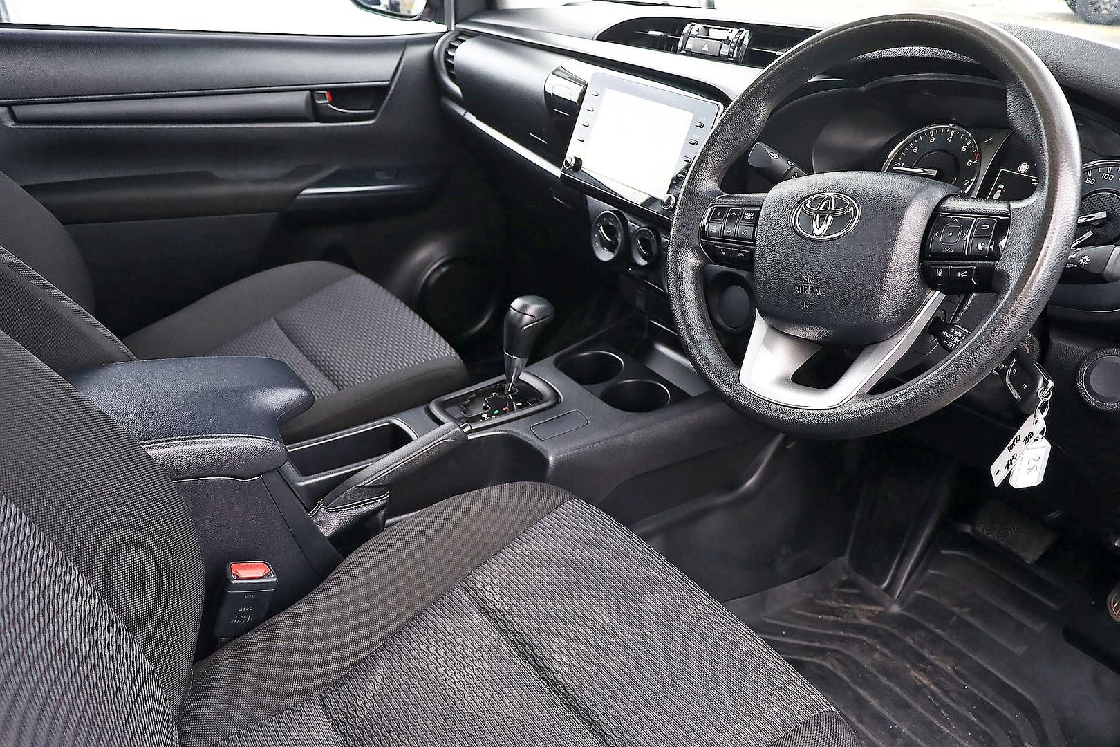 Toyota Hilux image 2