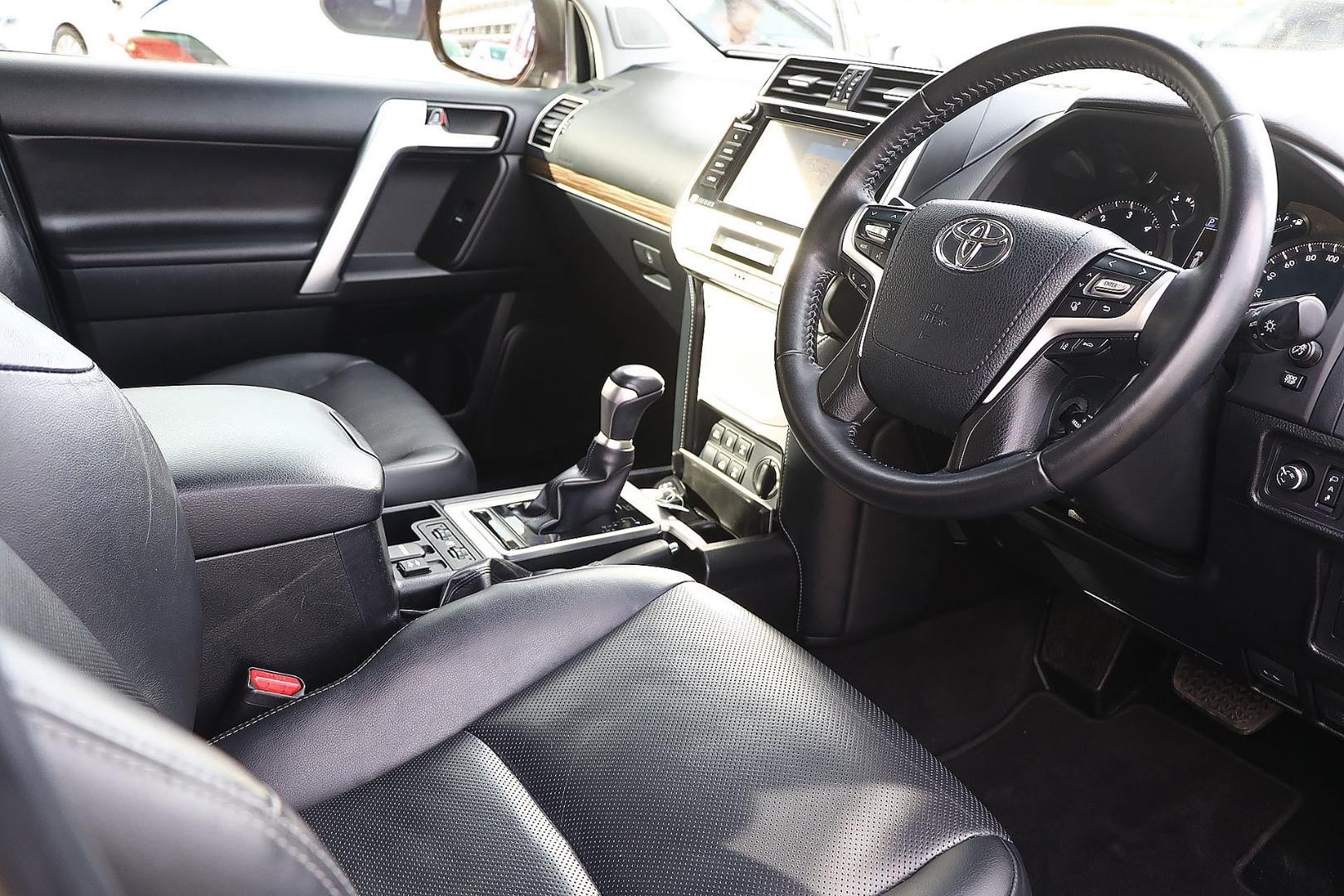 Toyota Landcruiser Prado image 3