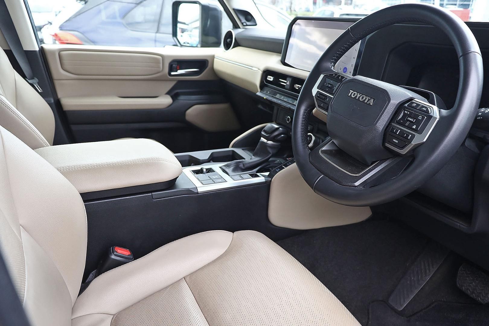 Toyota Landcruiser Prado image 2