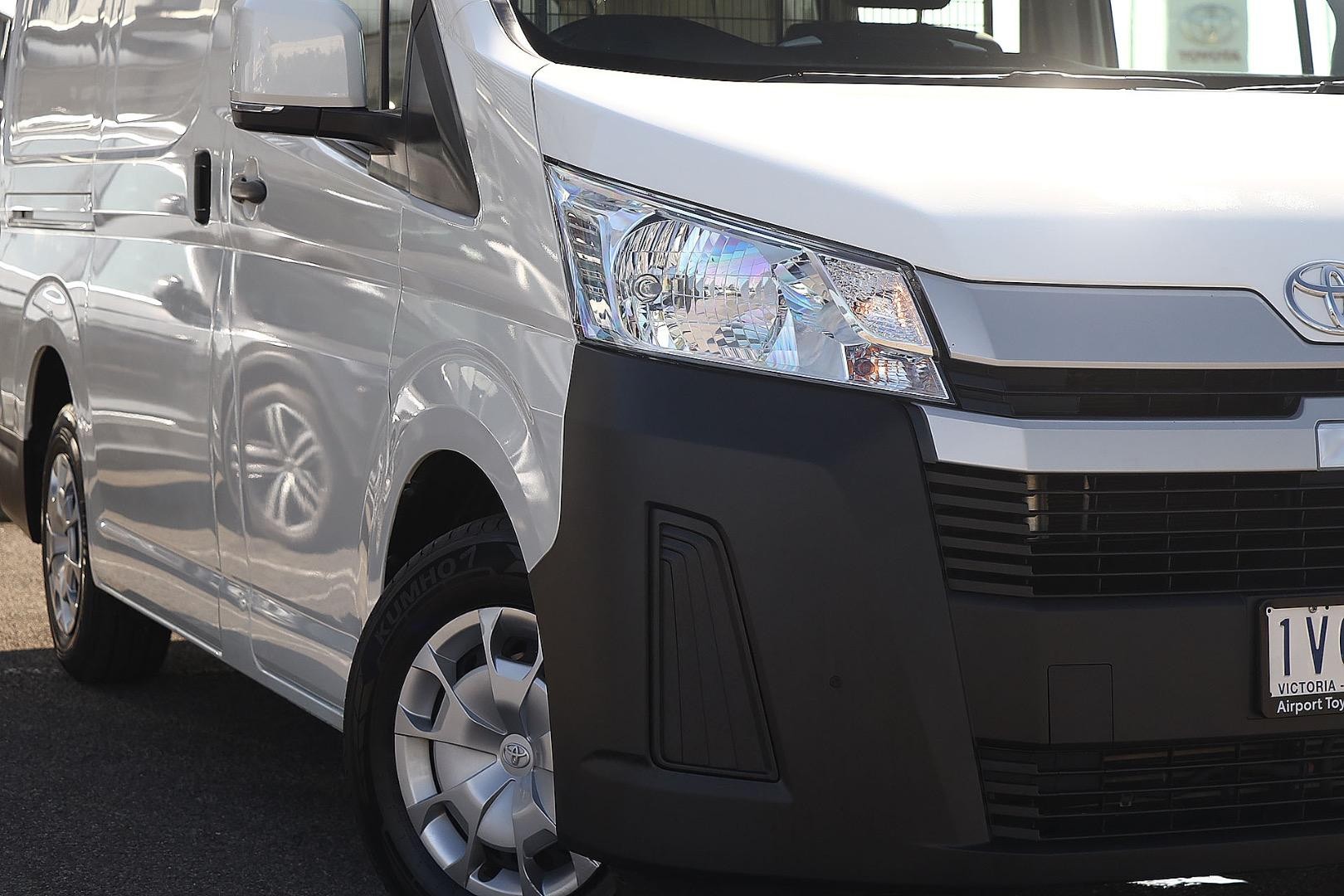 Toyota Hiace image 2