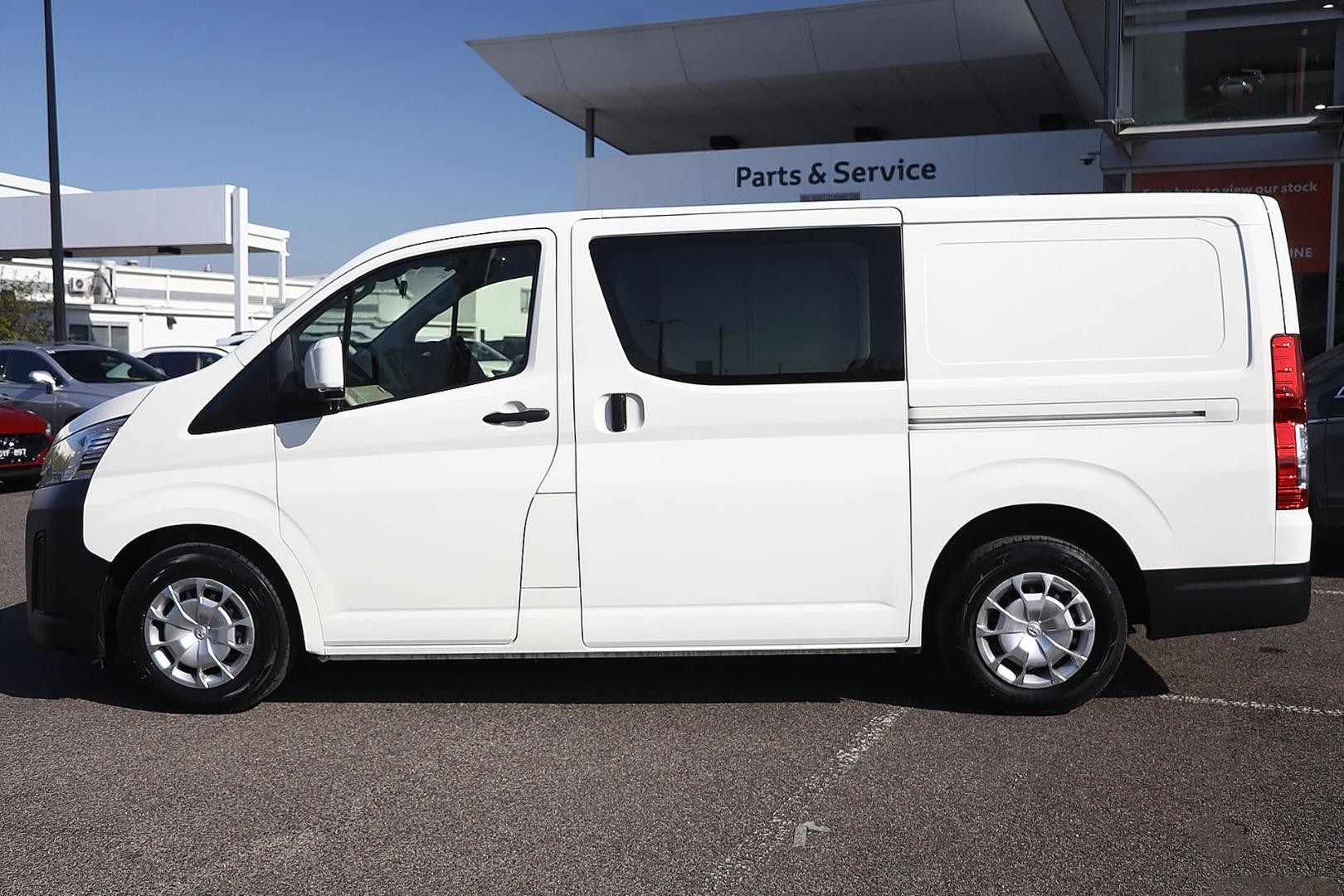 Toyota Hiace image 4