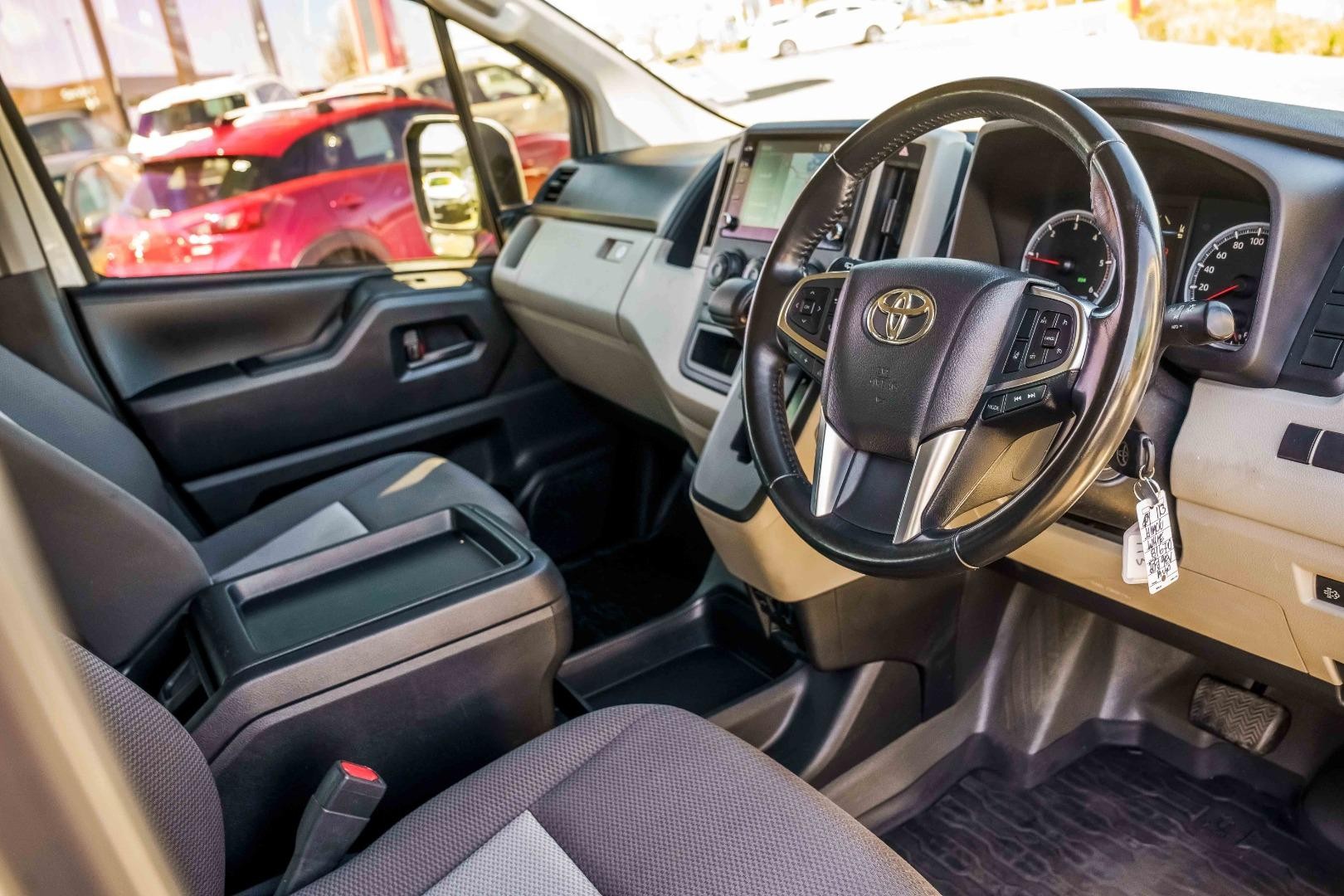 Toyota Hiace image 2