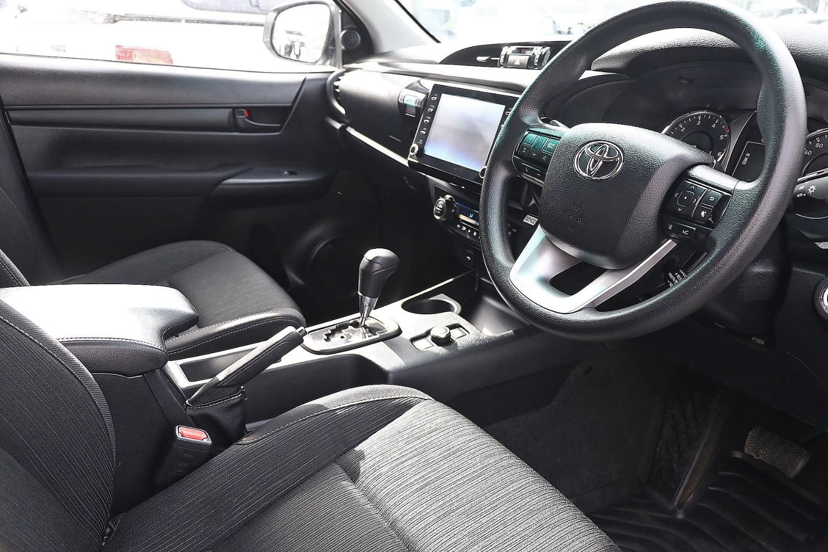 Toyota Hilux image 2