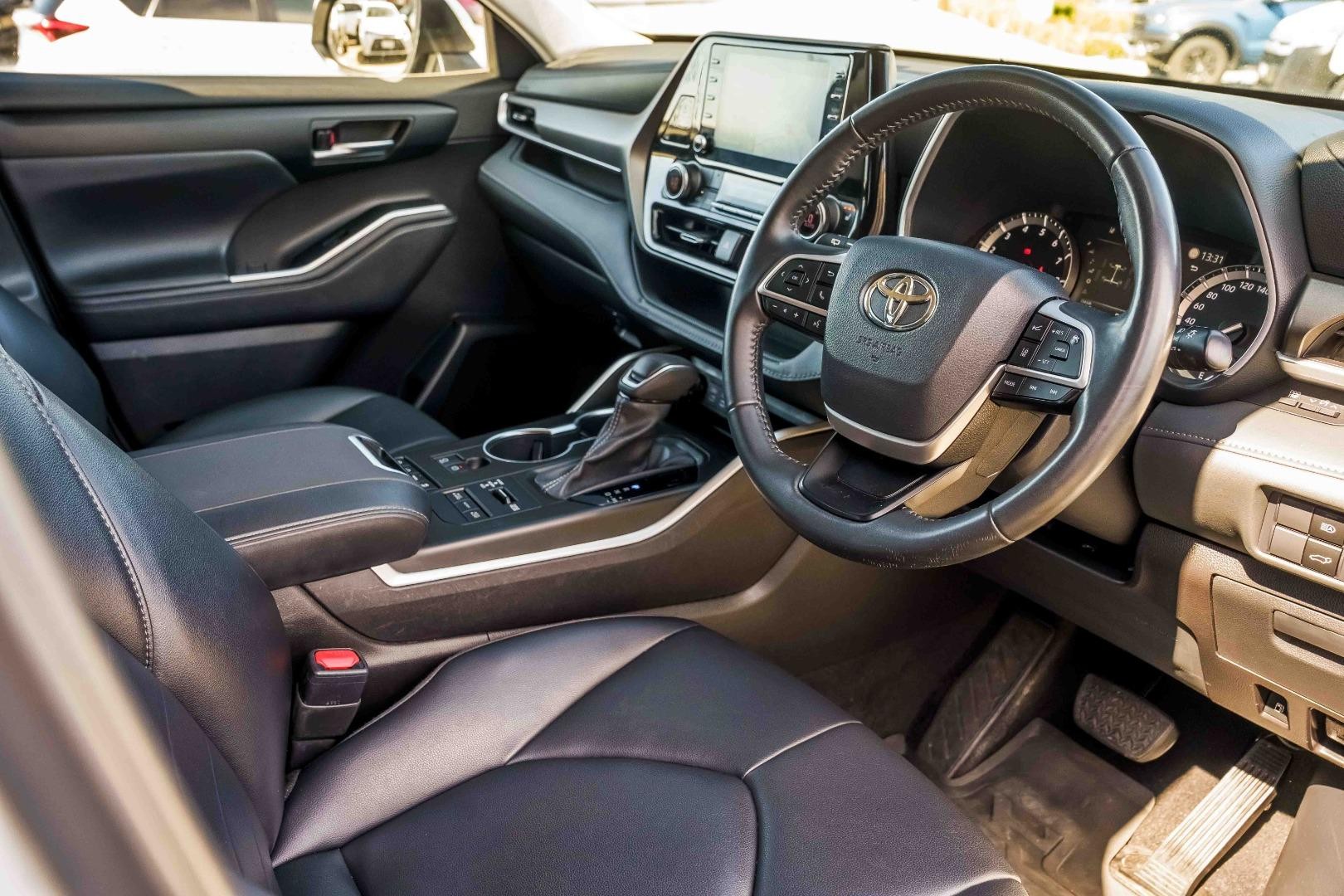 Toyota Kluger image 2