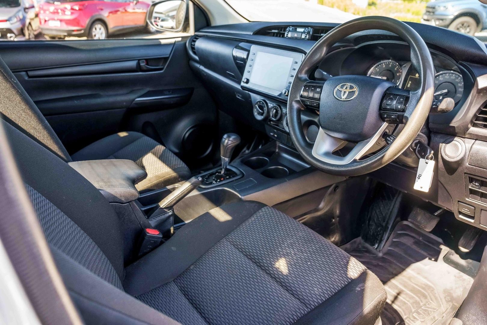 Toyota Hilux image 2