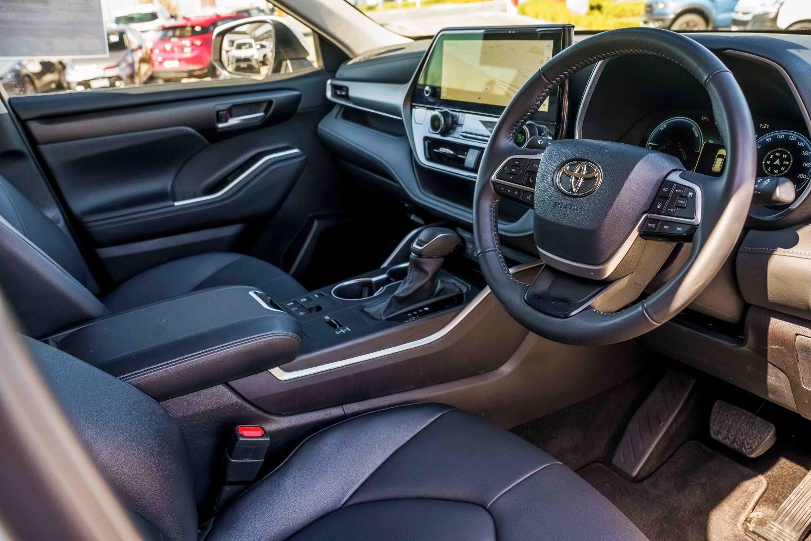 Toyota Kluger image 2