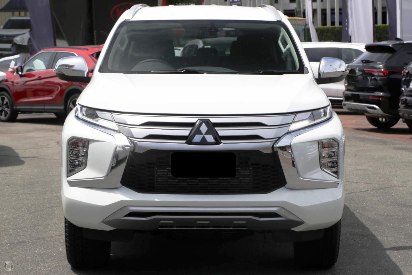 Mitsubishi Pajero Sport image 2