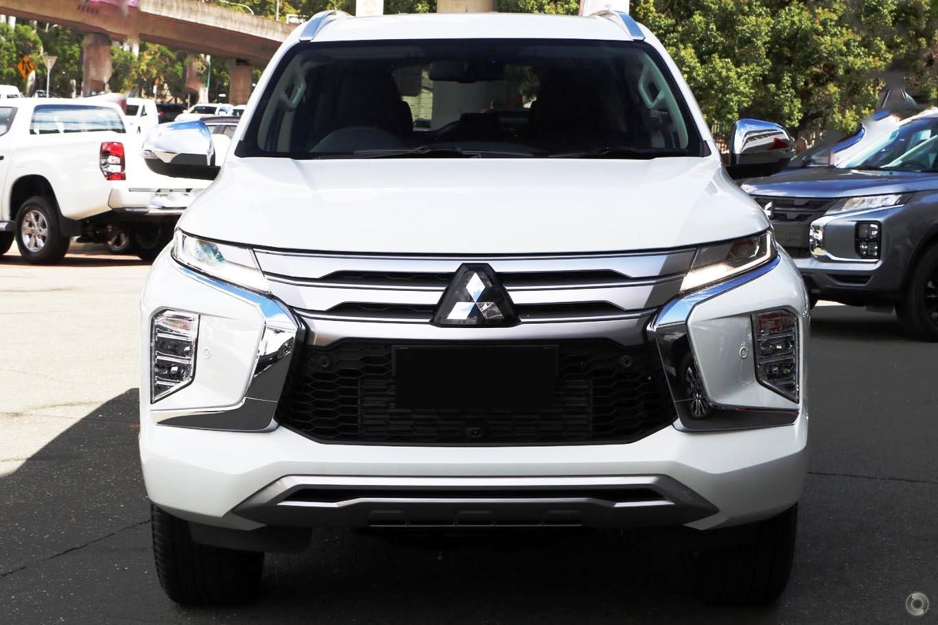 Mitsubishi Pajero Sport image 2