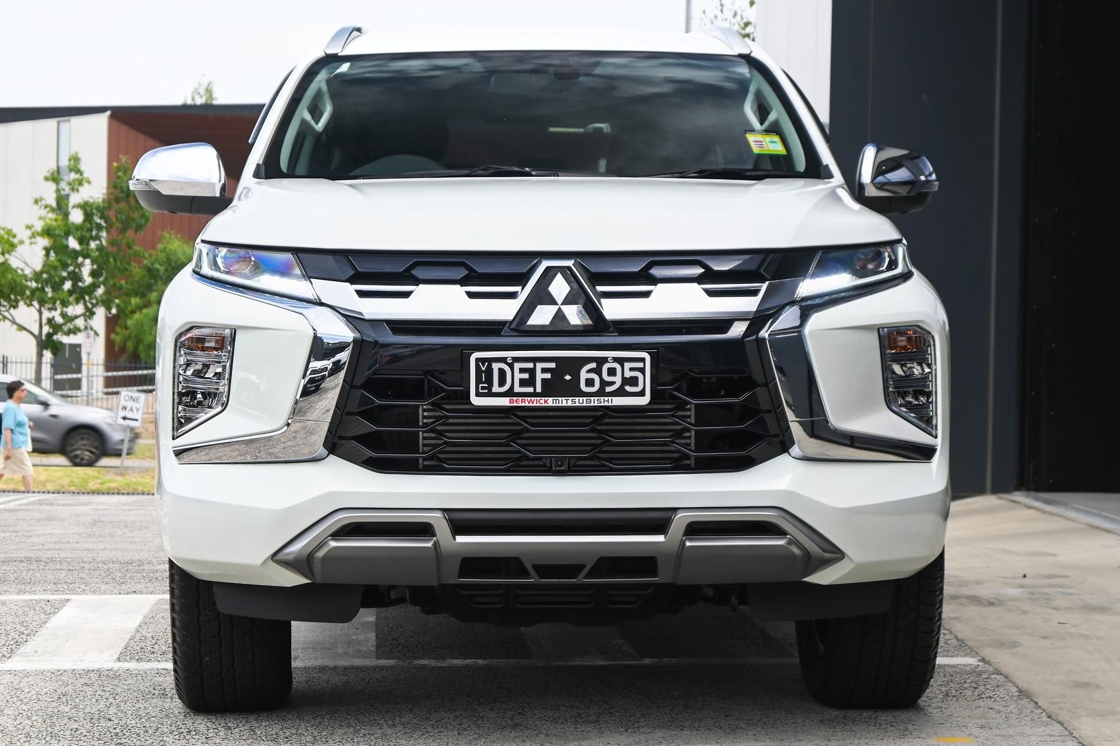 Mitsubishi Pajero Sport image 3