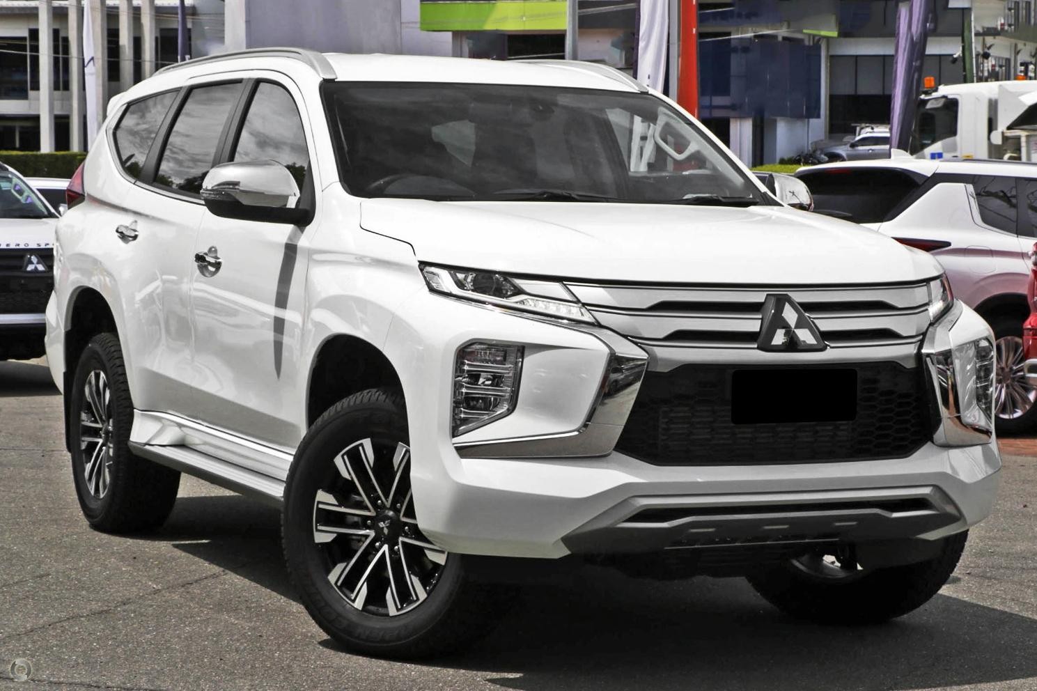 Mitsubishi Pajero Sport image 1