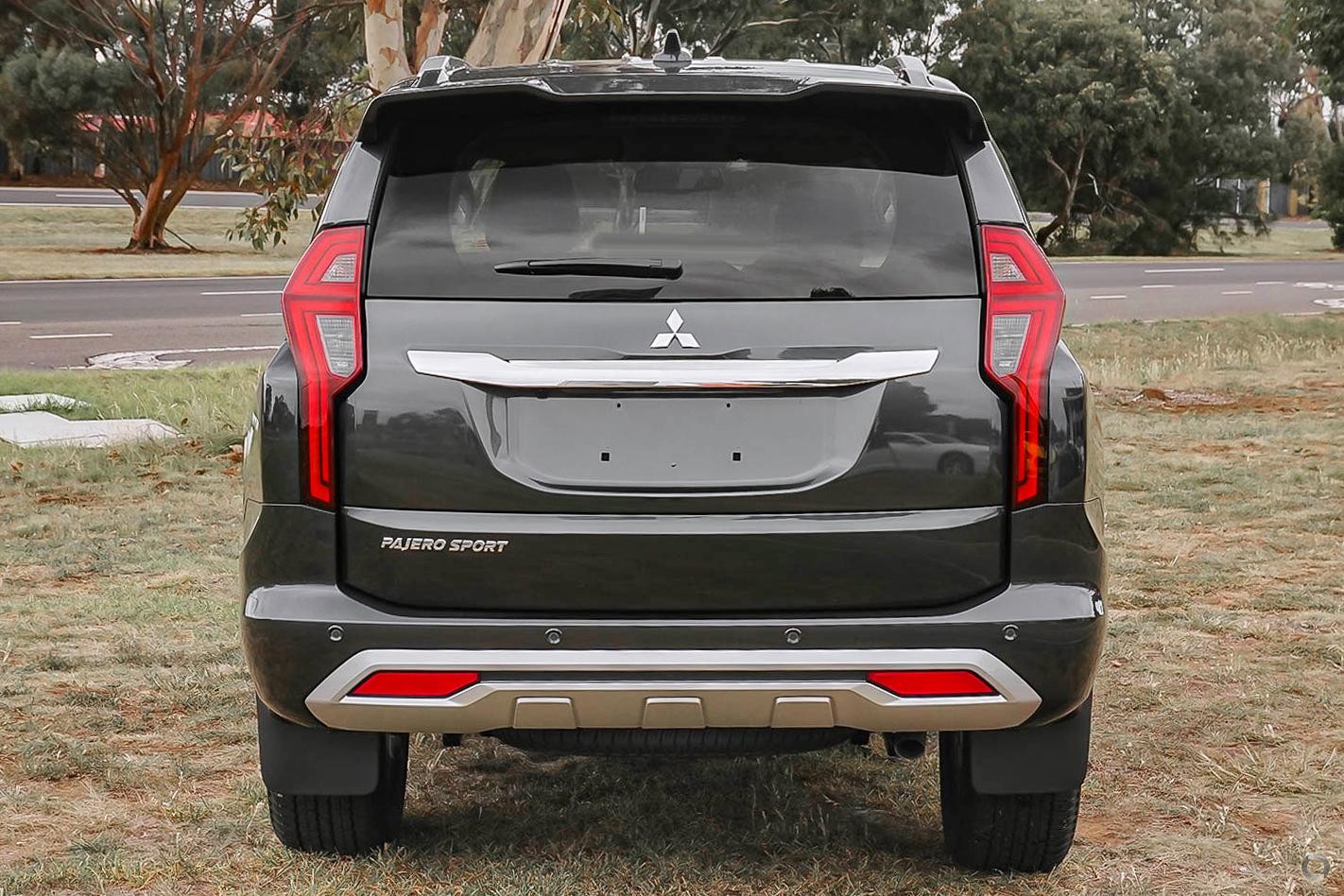 Mitsubishi Pajero Sport image 3