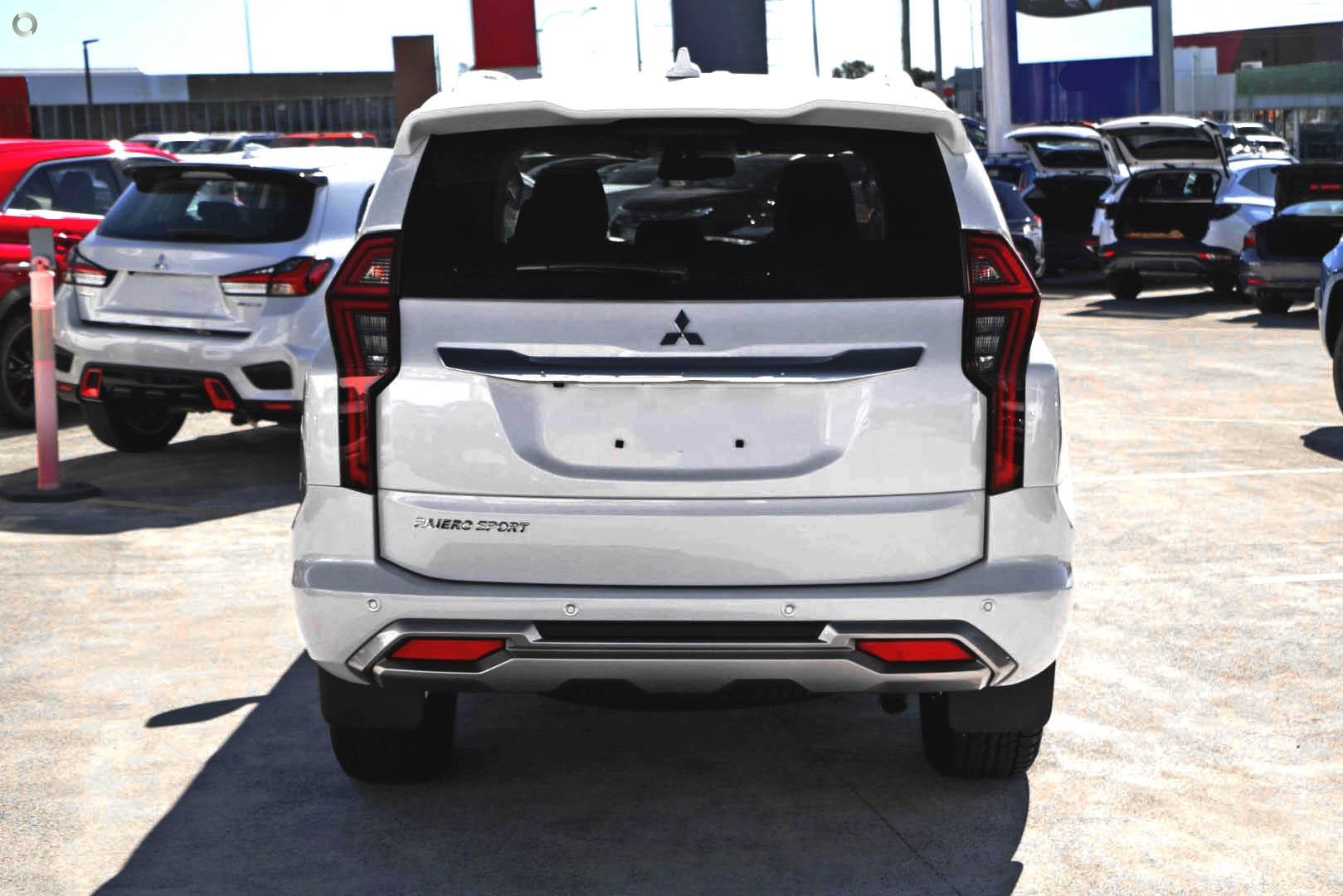 Mitsubishi Pajero Sport image 3