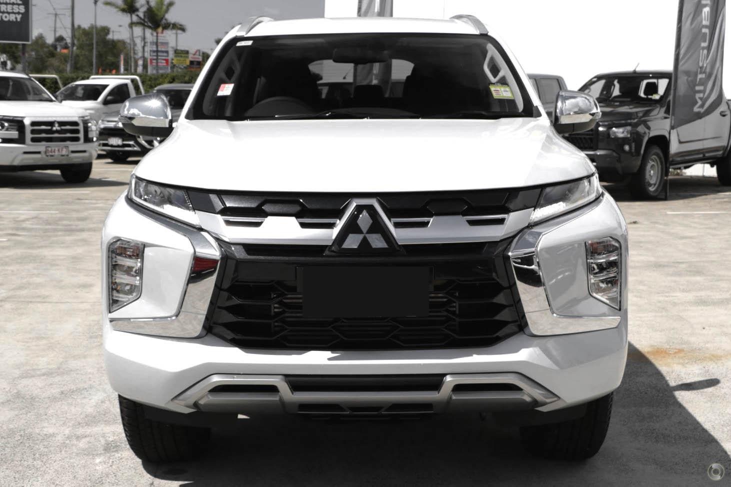 Mitsubishi Pajero Sport image 2