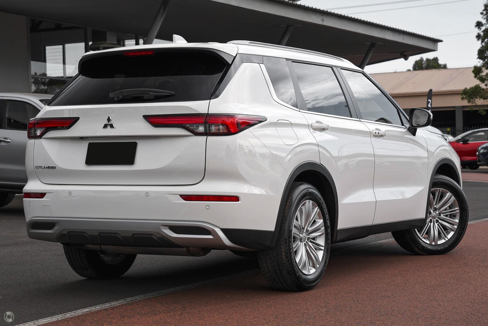 Mitsubishi Outlander image 4