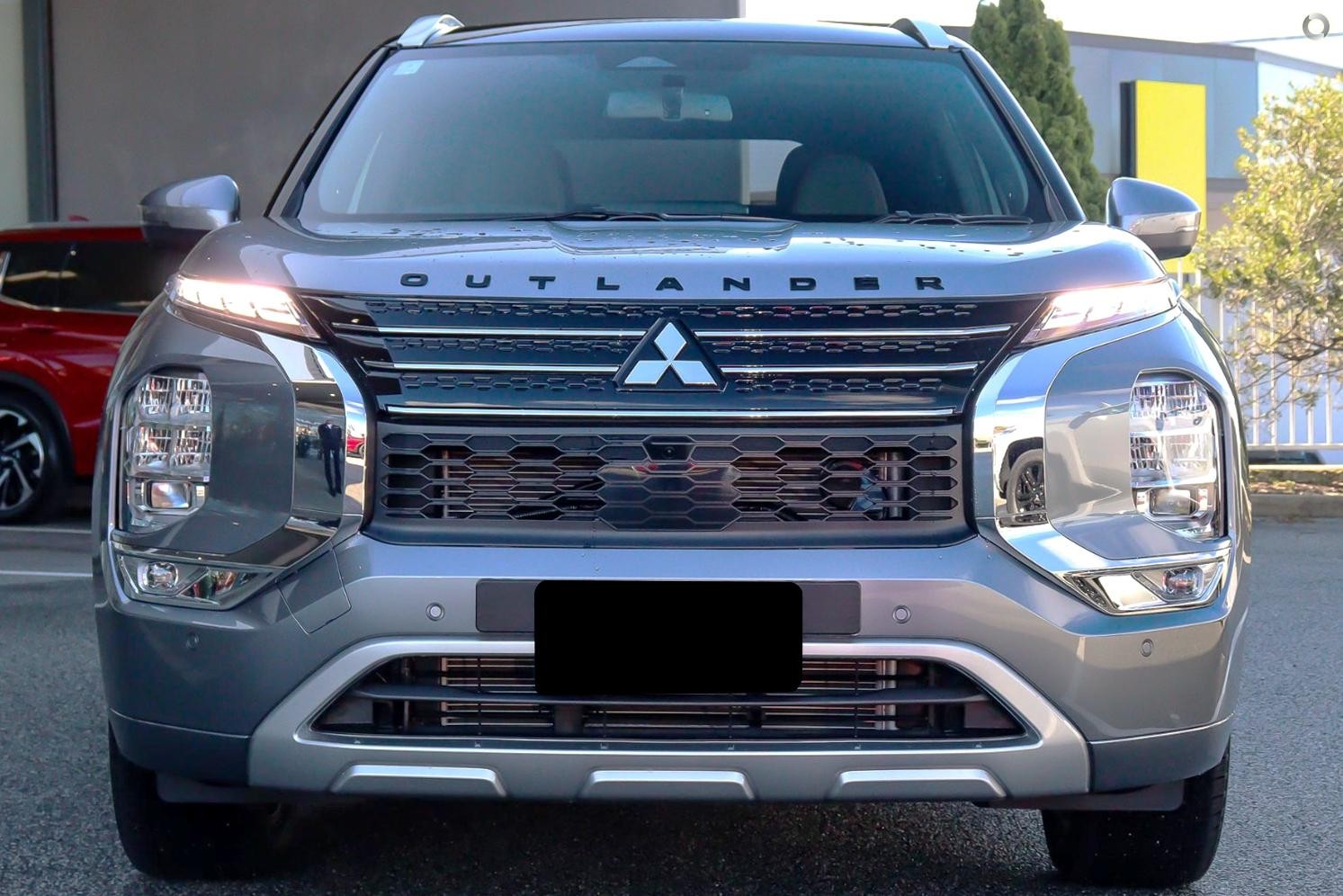 Mitsubishi Outlander image 2