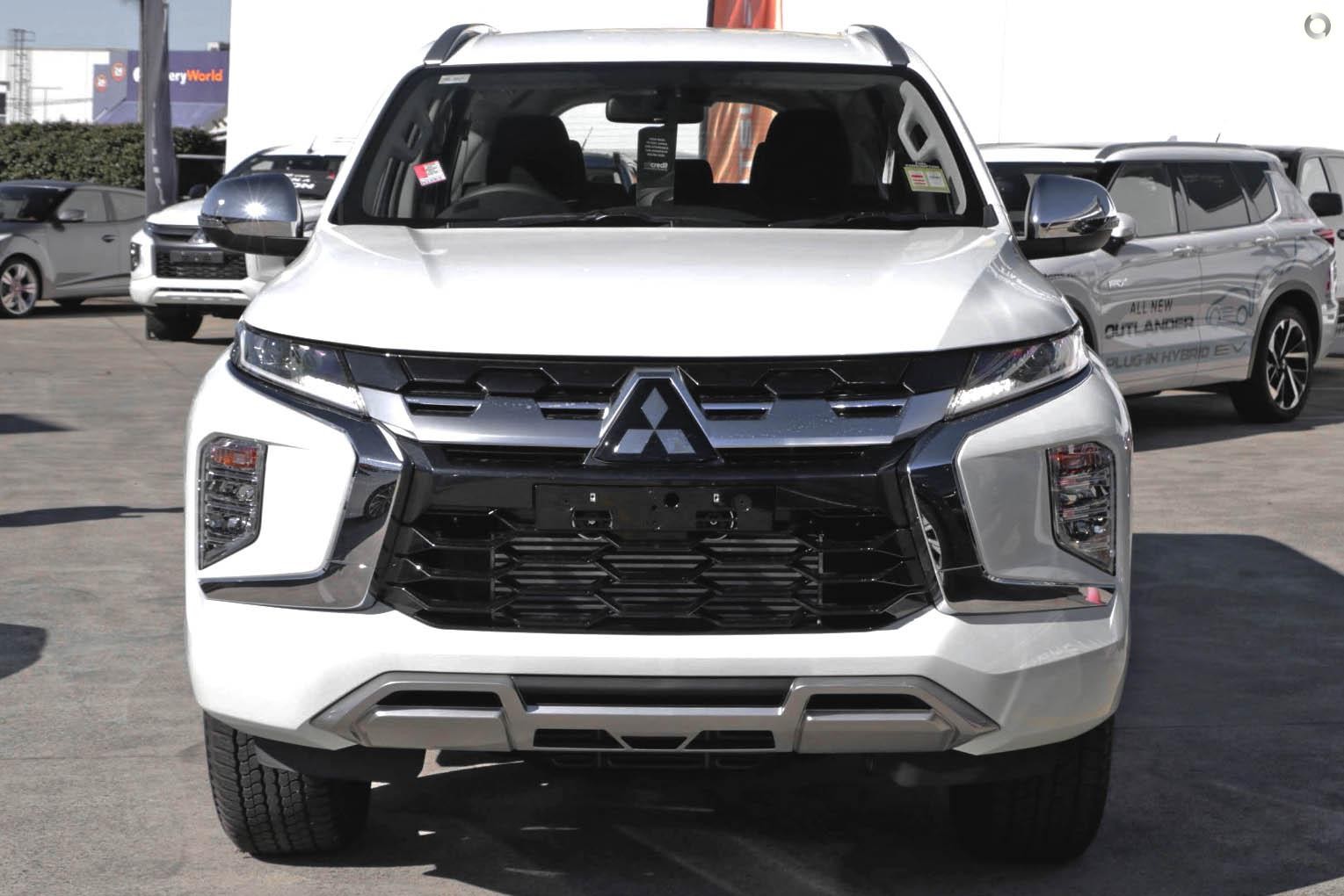 Mitsubishi Pajero Sport image 2