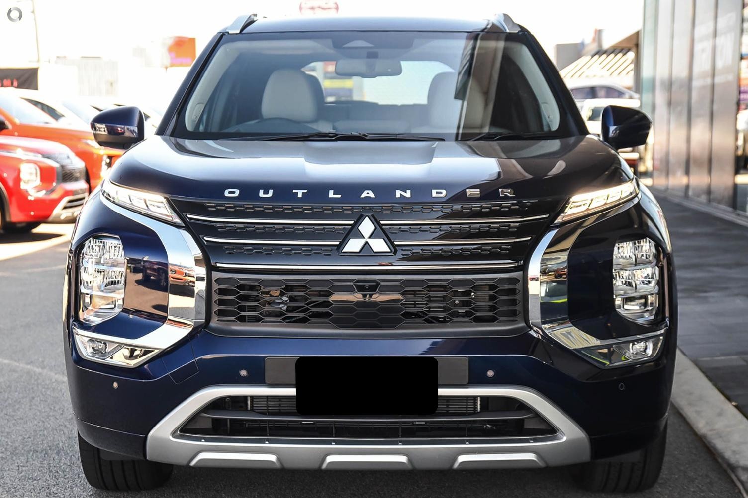 Mitsubishi Outlander image 2