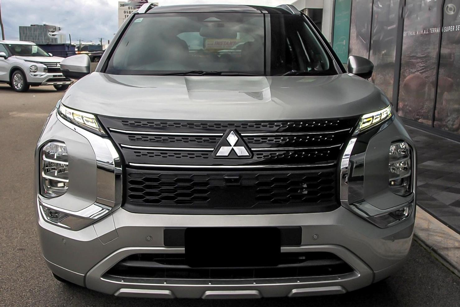 Mitsubishi Outlander image 2