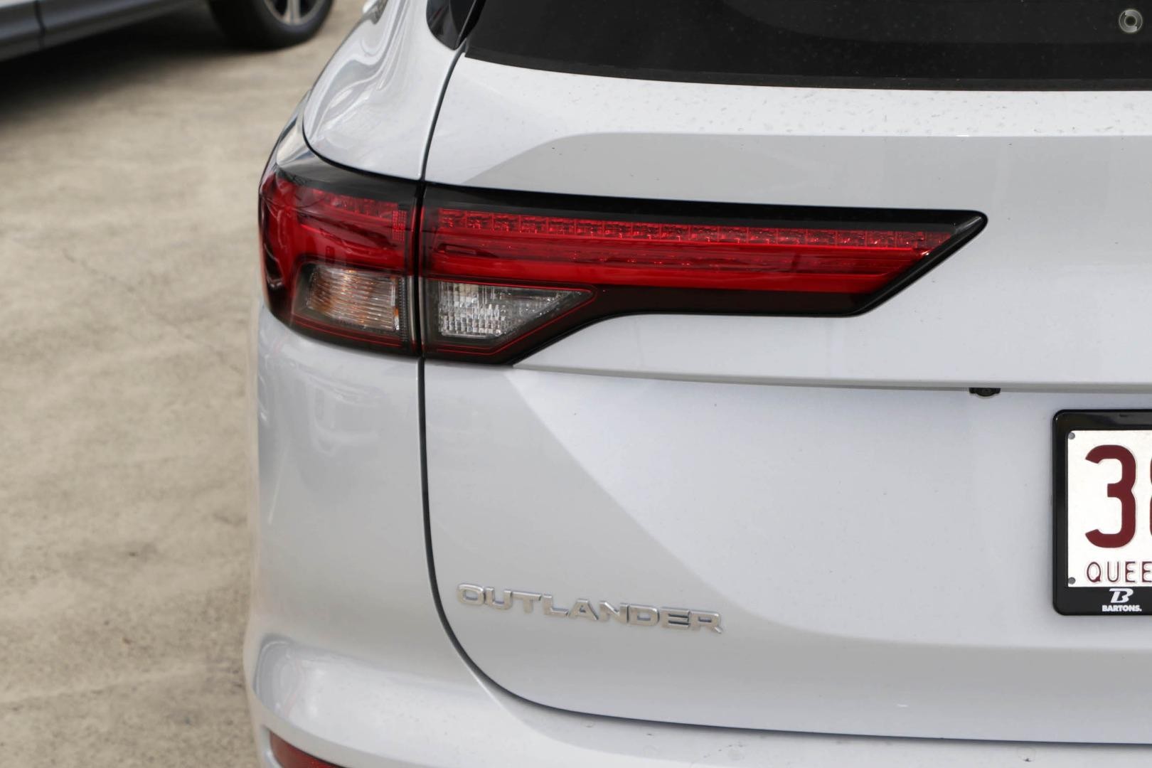 Mitsubishi Outlander image 3