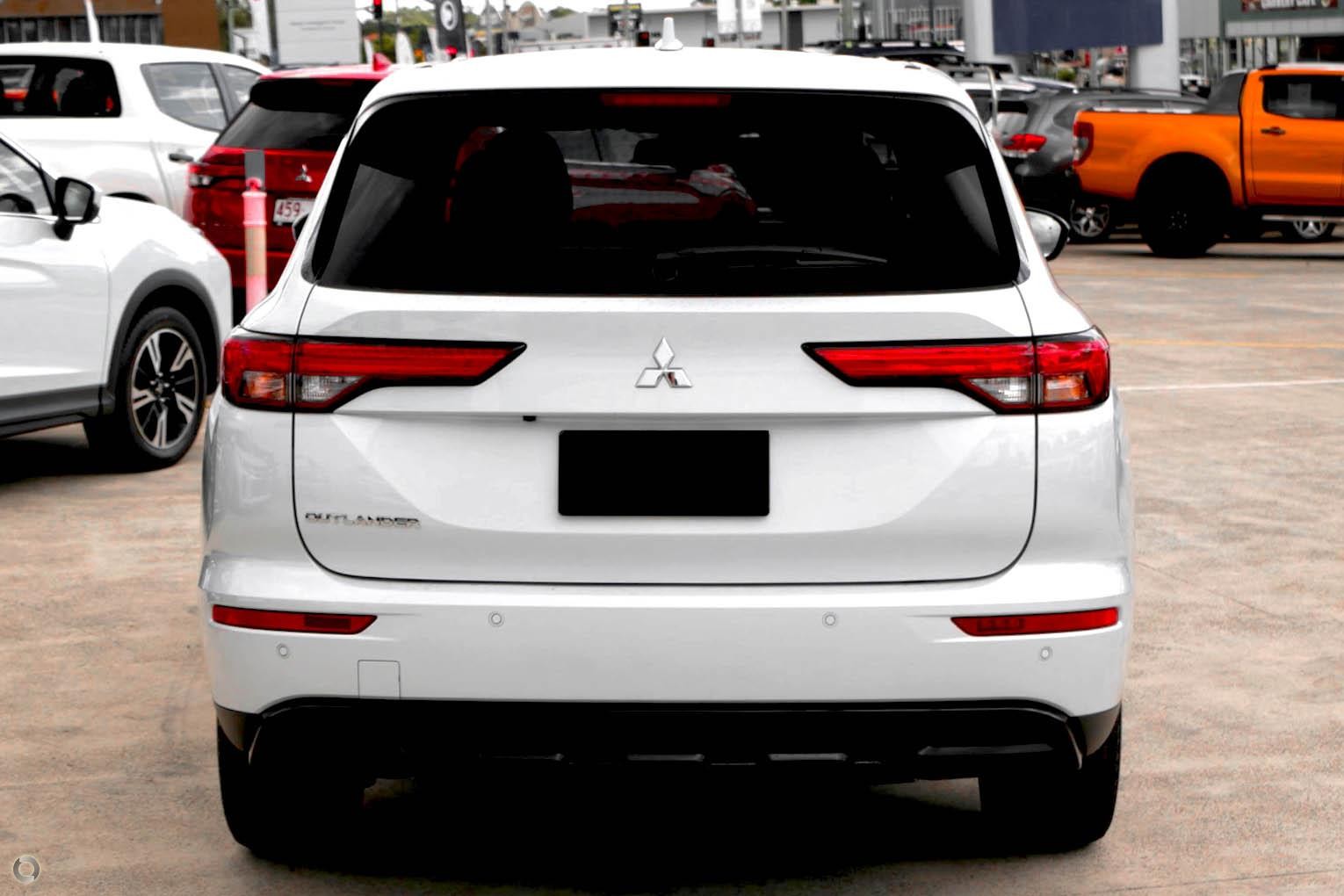 Mitsubishi Outlander image 4