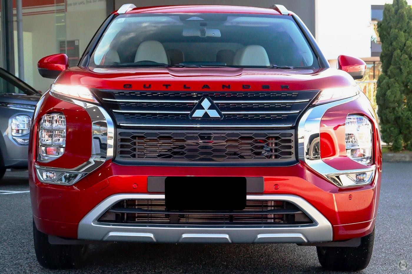 Mitsubishi Outlander image 2