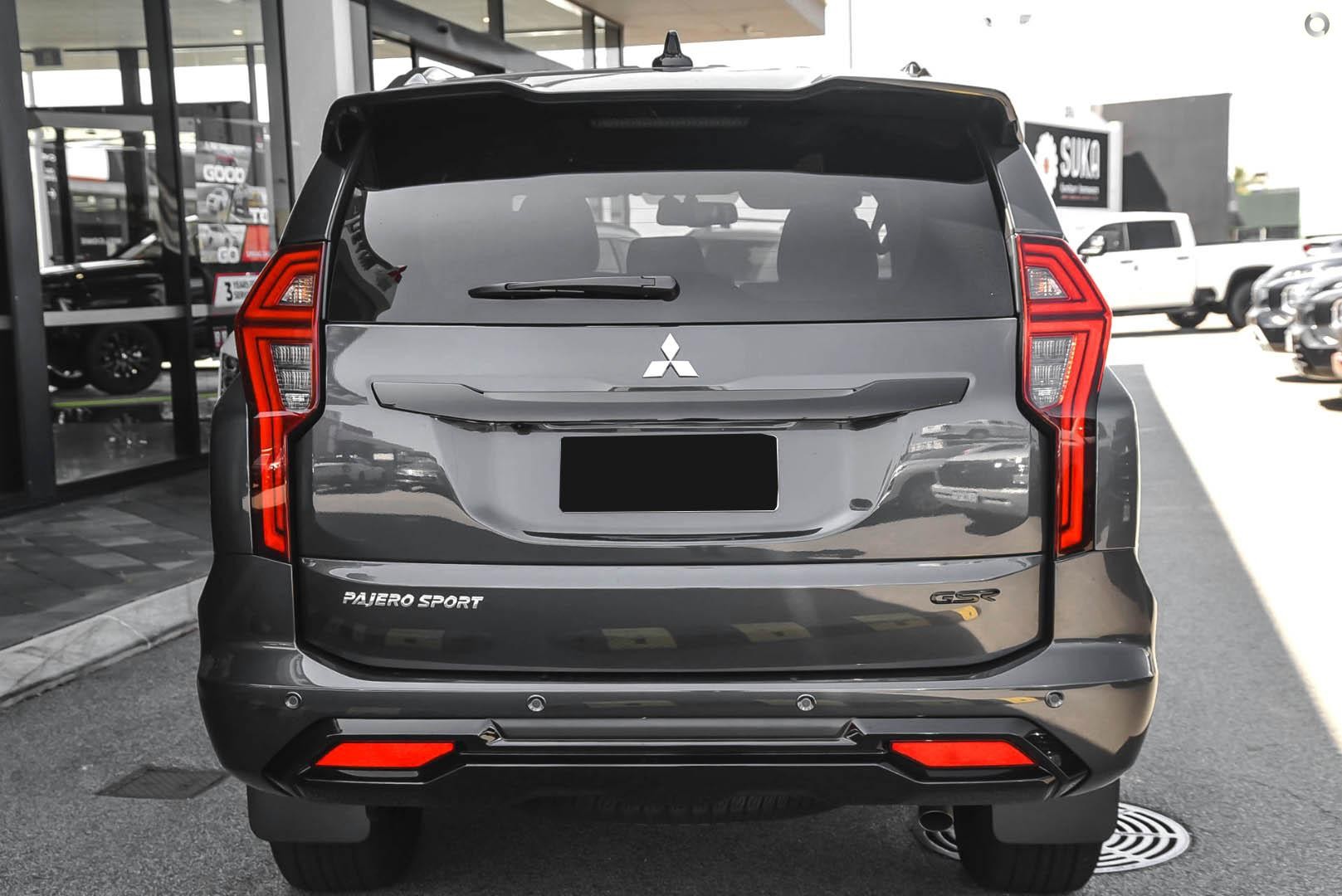 Mitsubishi Pajero Sport image 3