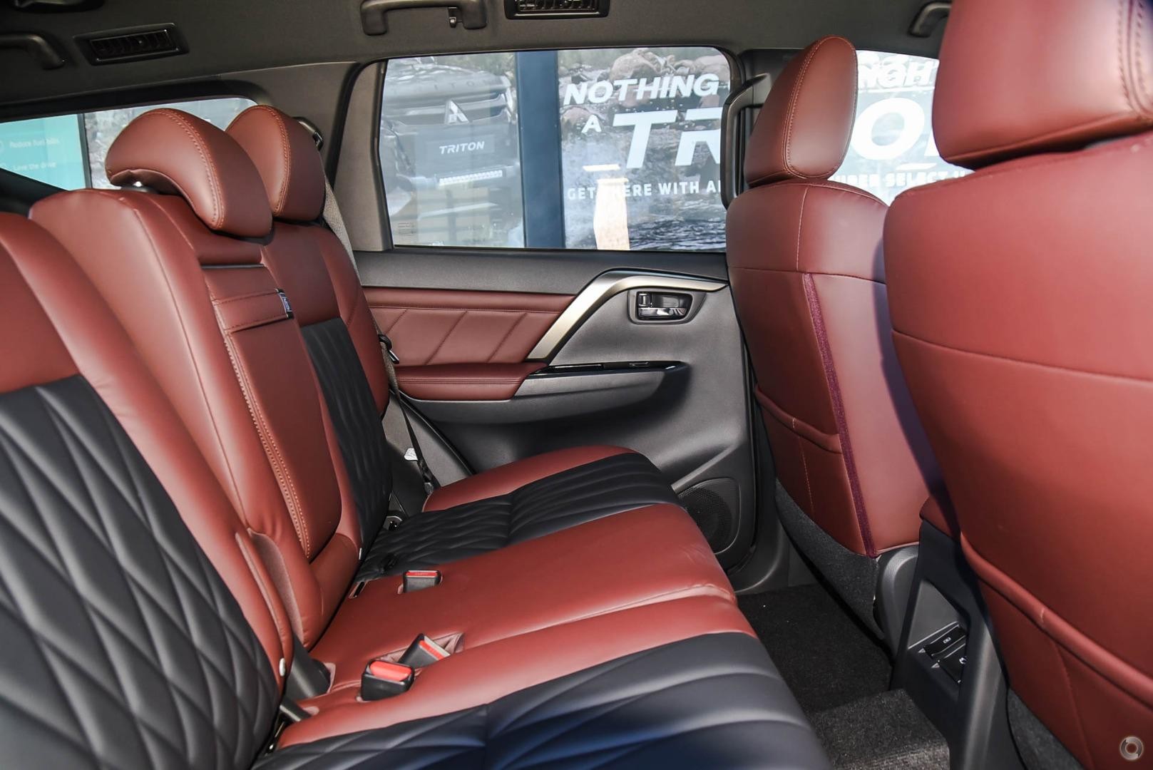 Mitsubishi Pajero Sport image 2