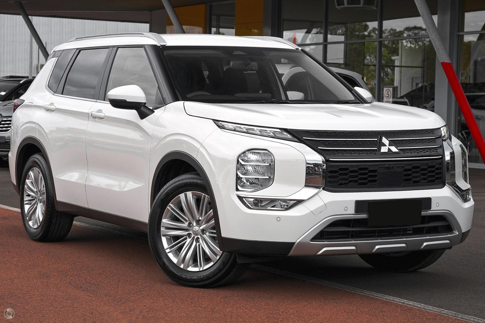 Mitsubishi Outlander image 1