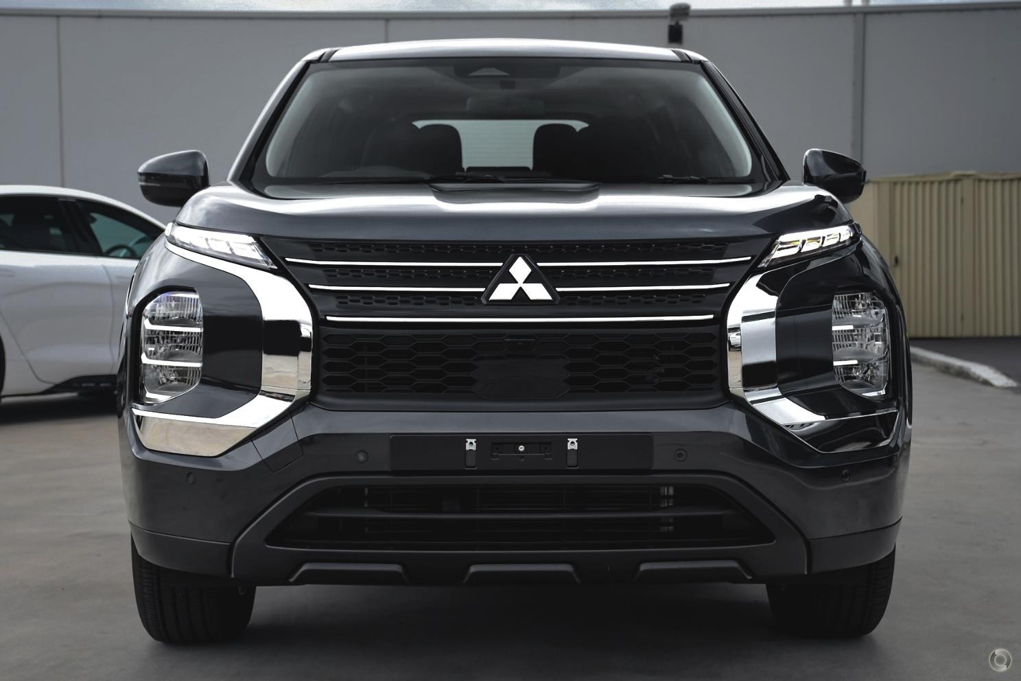 Mitsubishi Outlander image 2