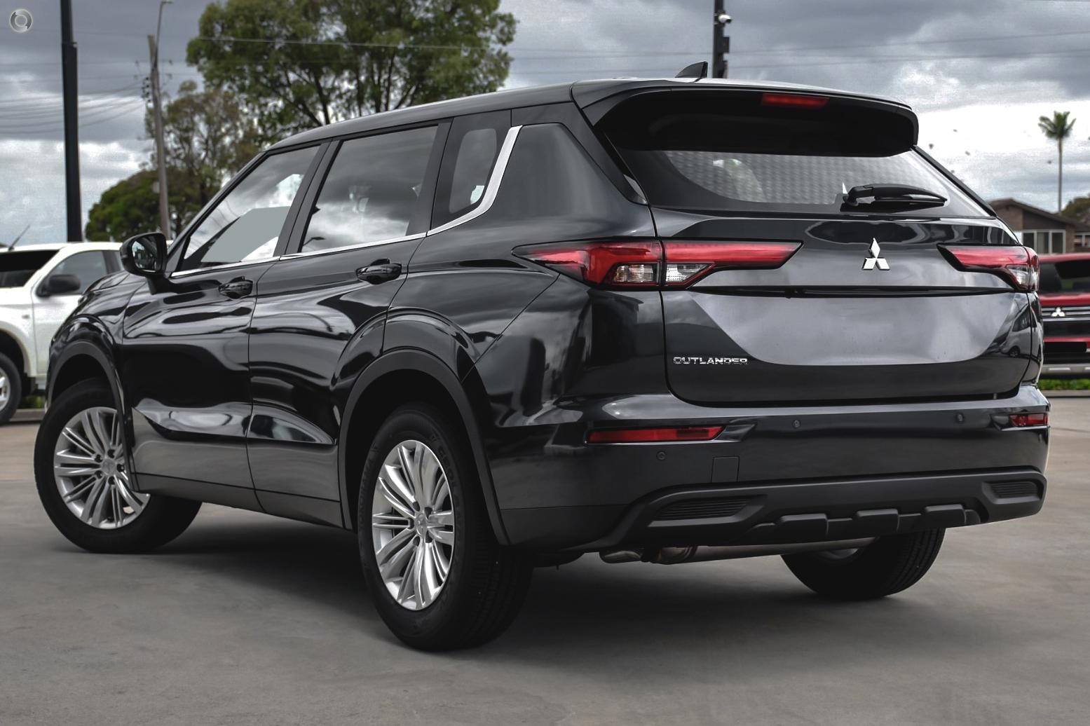 Mitsubishi Outlander image 4