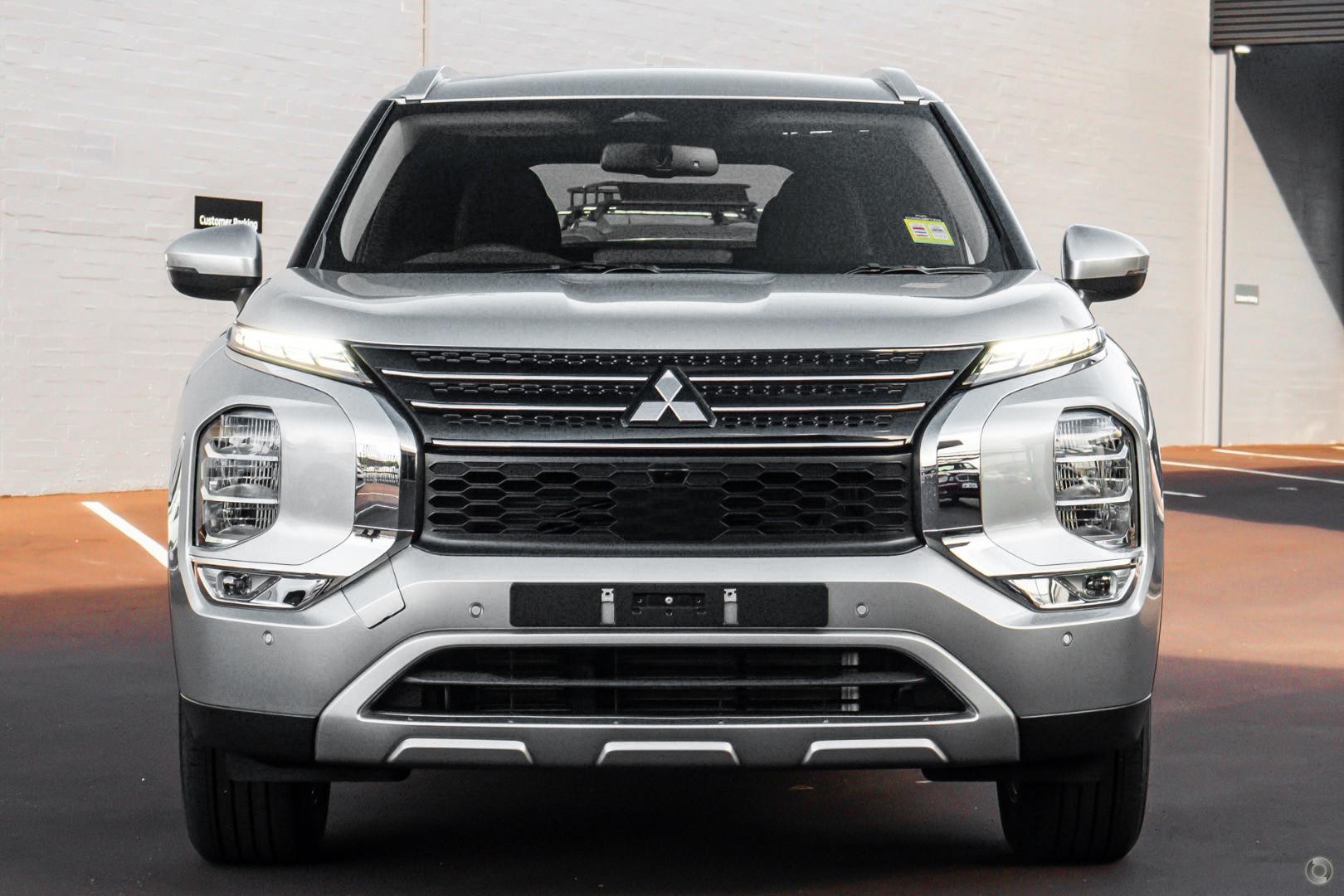 Mitsubishi Outlander image 2
