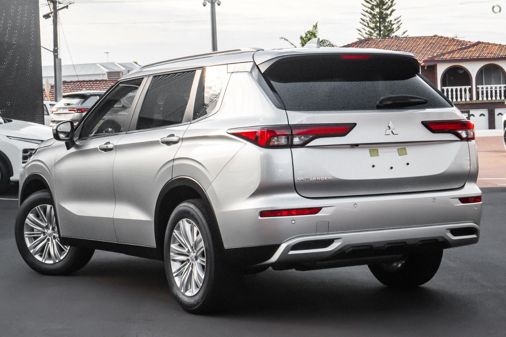 Mitsubishi Outlander image 4