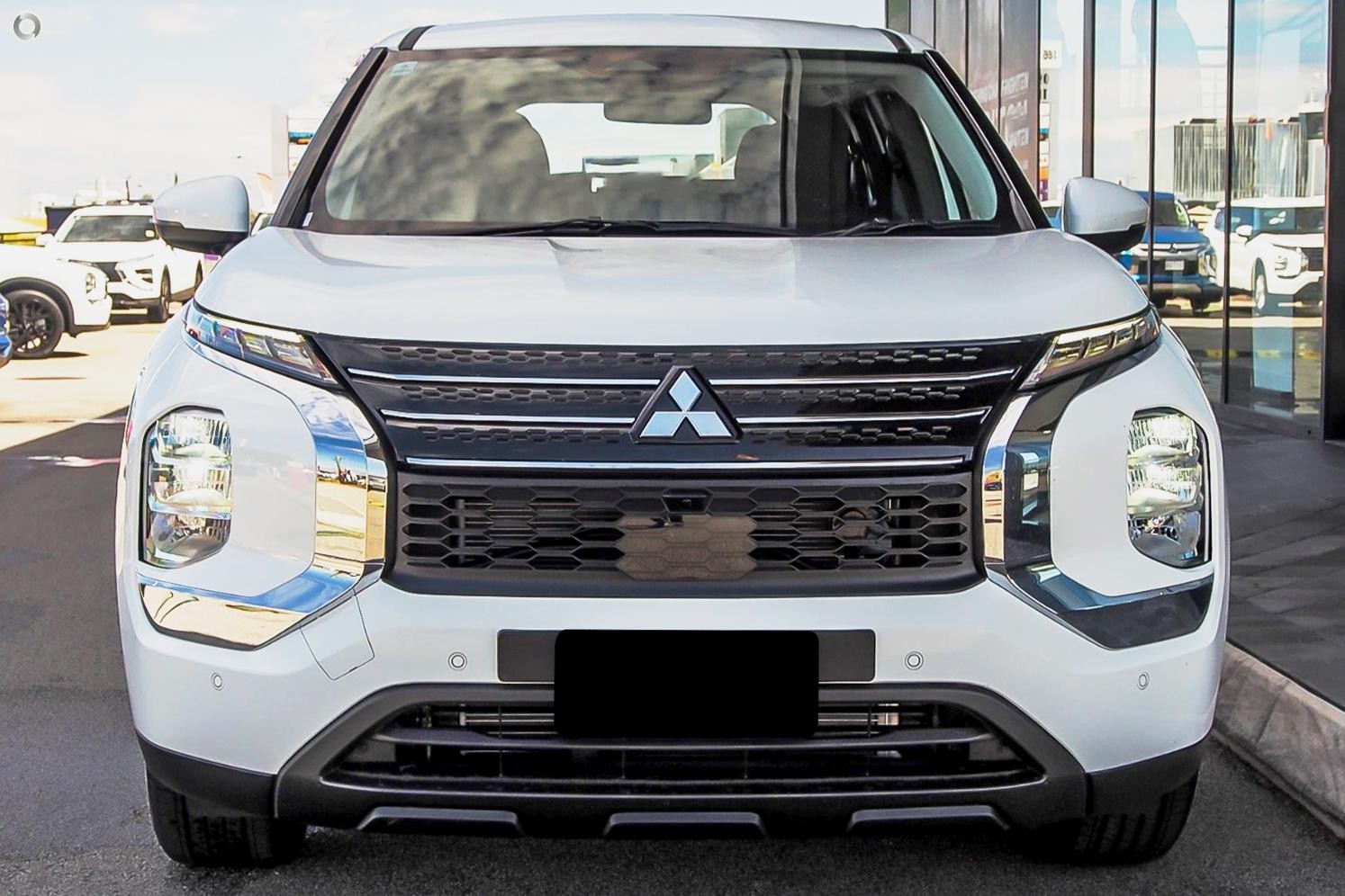 Mitsubishi Outlander image 2