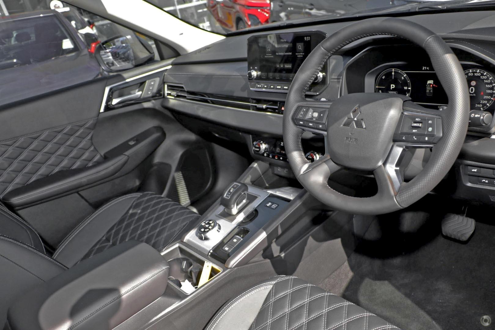Mitsubishi Outlander image 4