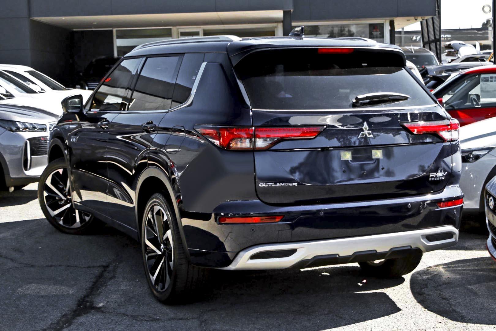 Mitsubishi Outlander image 2