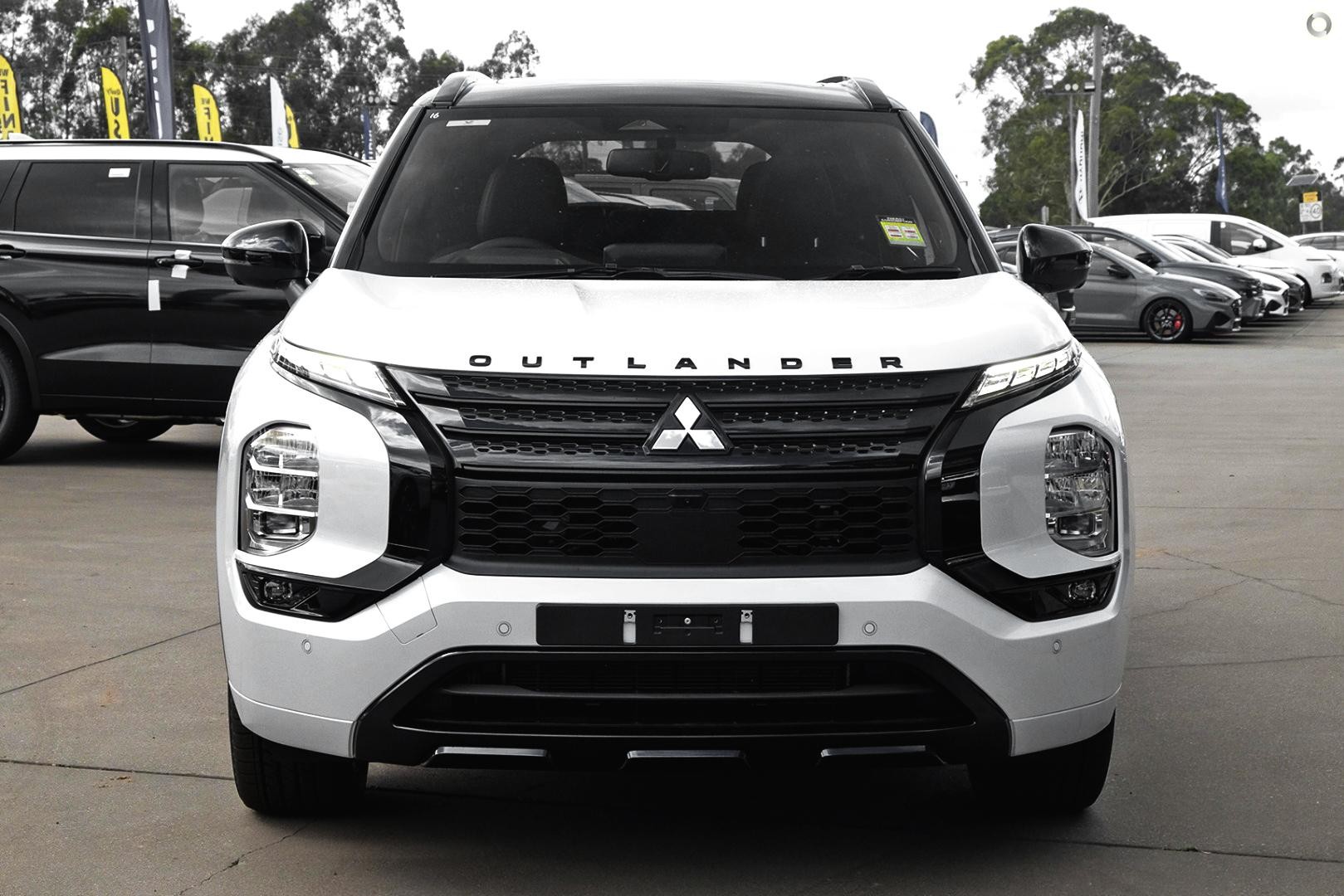 Mitsubishi Outlander image 2