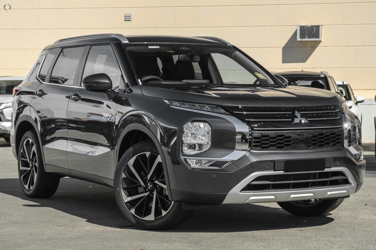 Mitsubishi Outlander image 1