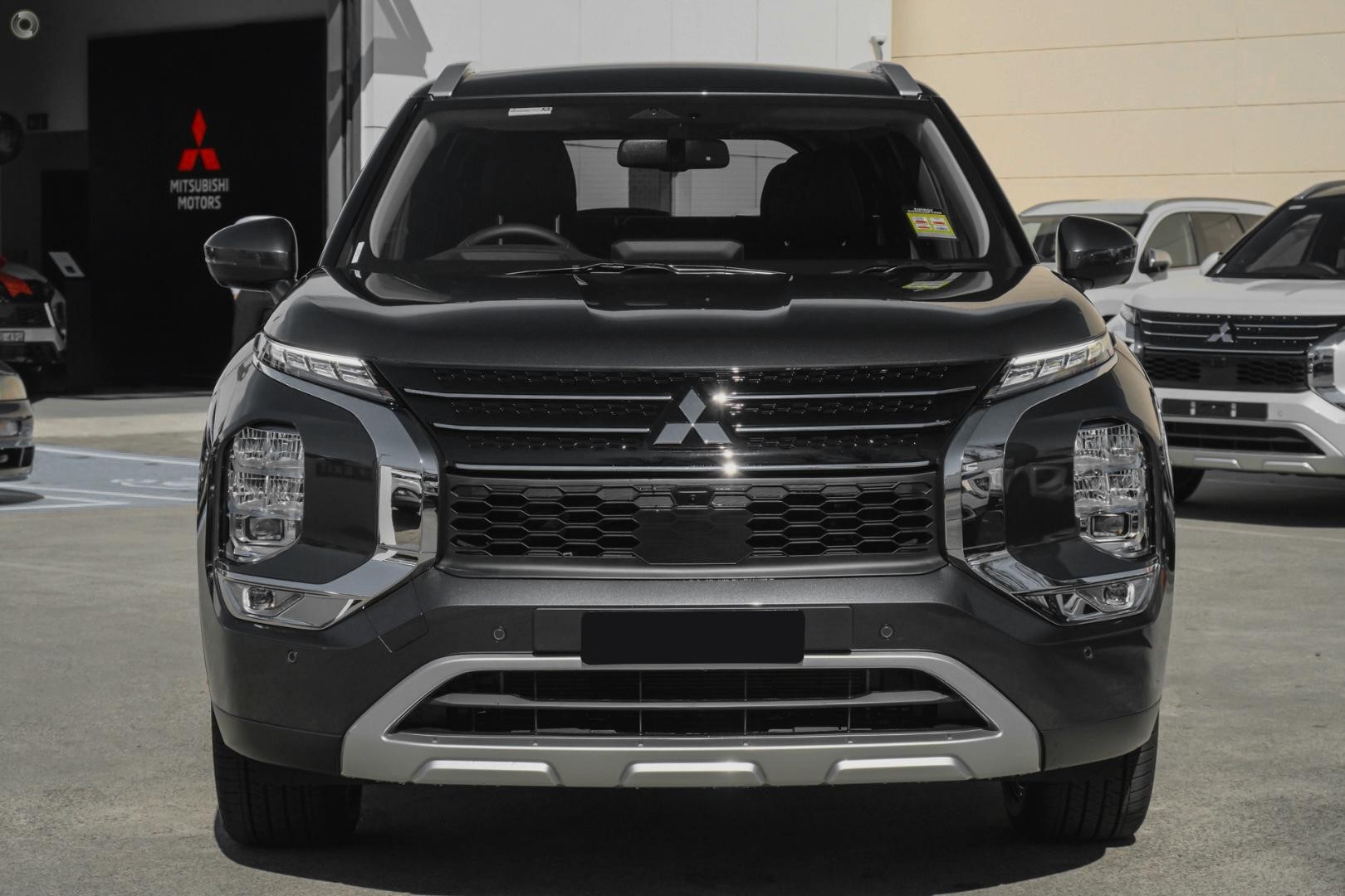 Mitsubishi Outlander image 2