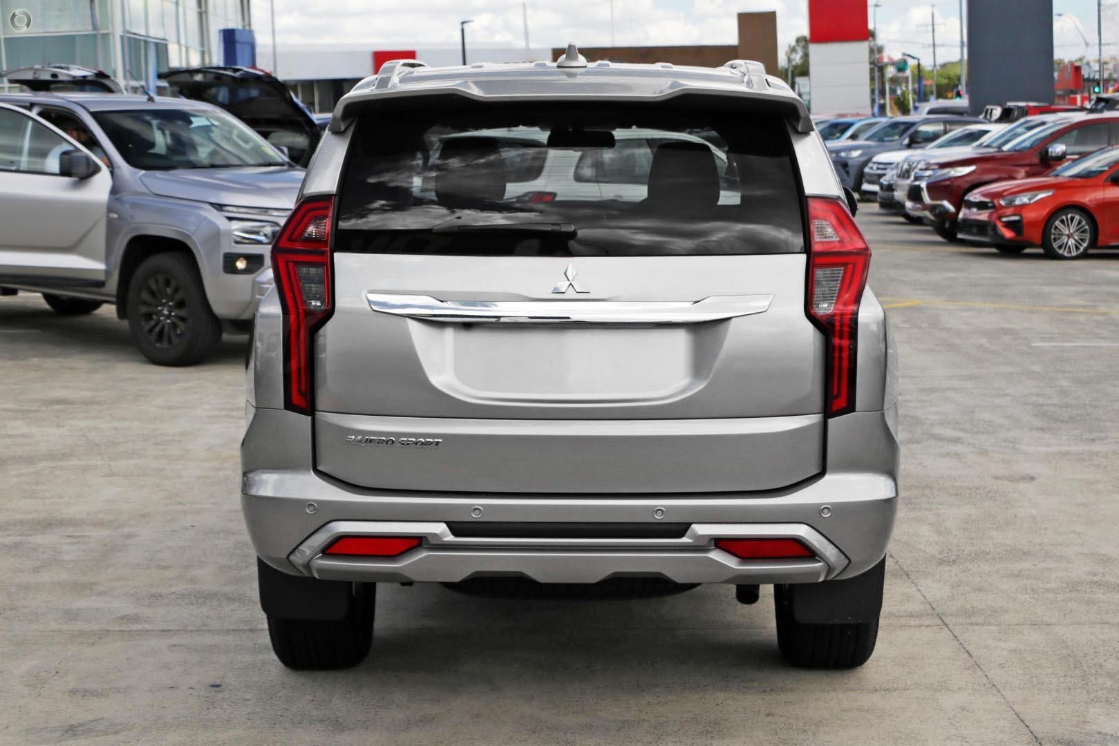 Mitsubishi Pajero Sport image 3
