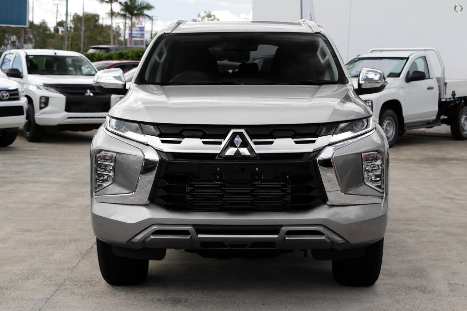 Mitsubishi Pajero Sport image 2