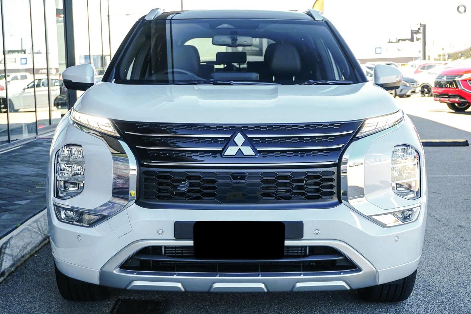 Mitsubishi Outlander image 2