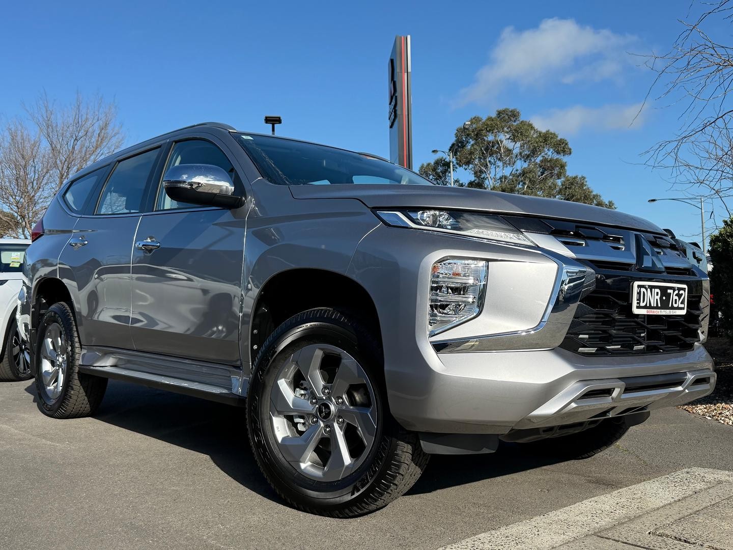 Mitsubishi Pajero Sport image 2